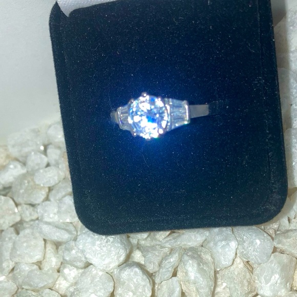 3 side diamond ring - Picture 2 of 3